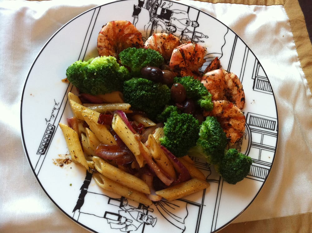突然想起要吃筆管麵（pasta)，也正好有從大賣場買來的帶殻蝦，就做成如圖這個樣子，姪女與小妹都說好看，我說：mm....好吃，分享一下，也算創意晚餐吧！想知道怎麼做的？可以留言喔！